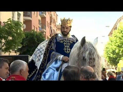 شاهد ملوك وأحصنة مزركشة في مهرجان خيول الخمر بإسبانيا