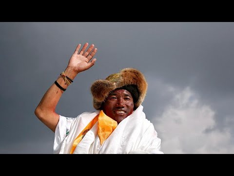 شاهد النيبالي شيربا يسجل رقما قياسيا جديدا في تسلق قمة إفرست