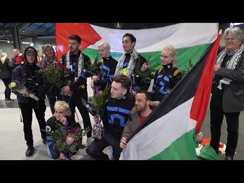 شاهد الفرقة الأيسلندية هاتاري تكشف طريقة تهريبها للرايات الفلسطينية
