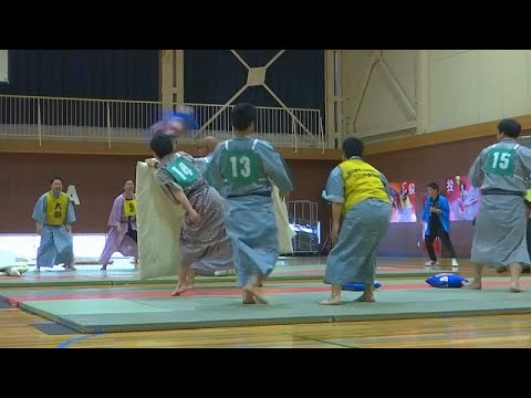 شاهد طلاب يابانيون يتنافسون في بطولة القتال بالوسائد