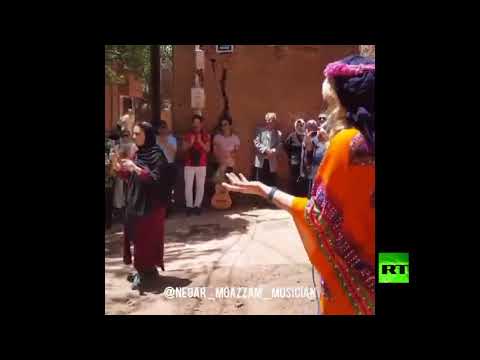 فتاة إيرانية تغني أمام الجمهور دون حجاب