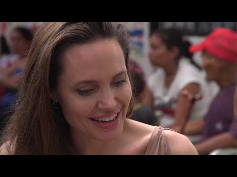 شاهد أنجلينا جولي تزور اللاجئين الفارين من فنزويلا عند الحدود مع كولومبيا