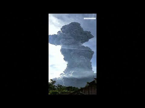 شاهد لحظة ثوران بركان جبل سينابونج في إندونيسيا