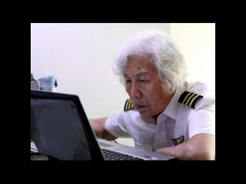 شاهد عجوز 82 عامًا تحلّق في الأجواء مستخدمة طائرة تكنام بي 2010