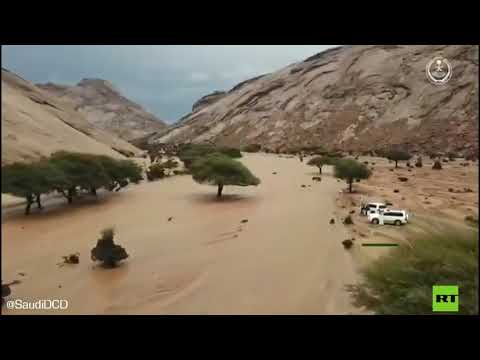 شاهد سيول الأودية جراء هطول الأمطار الغزيرة في السعودية