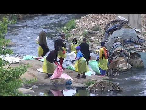 عشرات المتطوعين ينظفون سد نهر التيبر بروما في اليوم العالمي للتنظيف