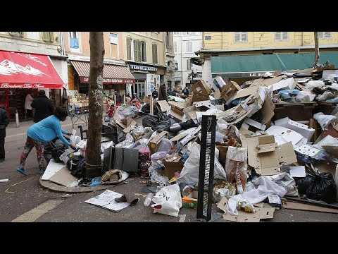 تراكم القمامة وانتشار الروائح الكريهة في شوارع مدينة مرسيليا الفرنسية